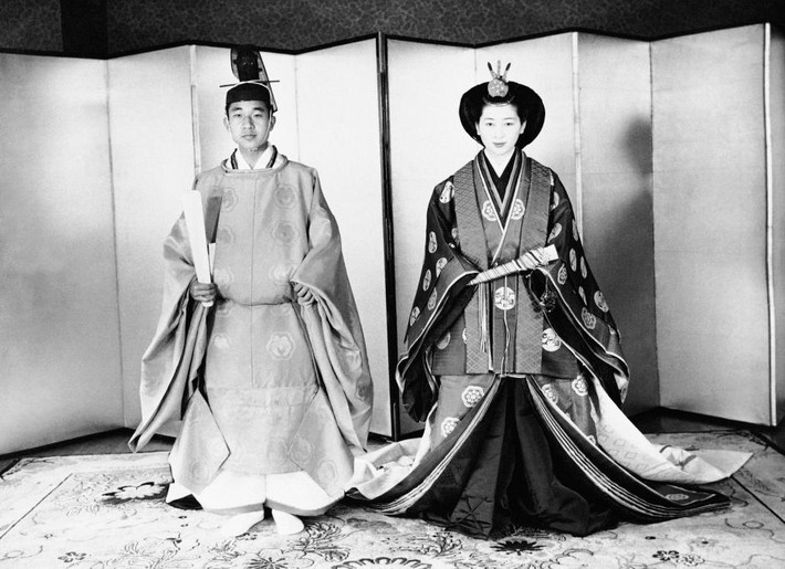 Hoàng tử Akihito và vợ thực hiện nghi lễ tại đền Shinto bên trong Hoàng cung vào tháng 4/1959, vài ngày trước đám cưới. Ảnh: AP