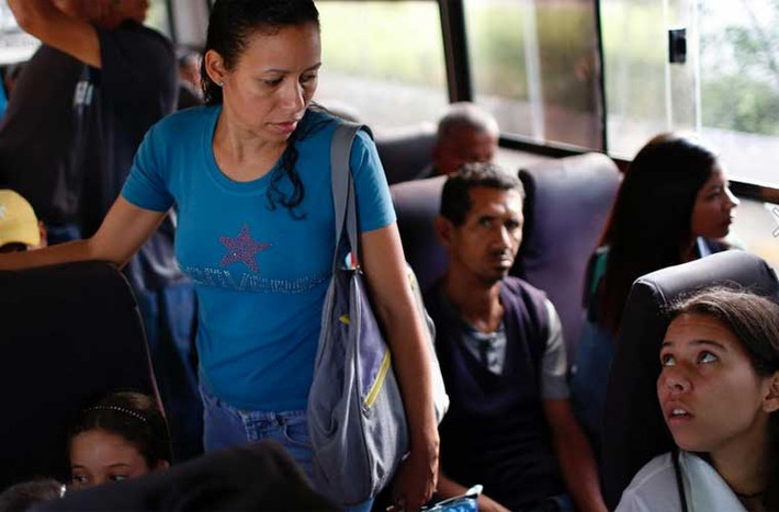 Chị Anayanci Castillo (37 tuổi) nói chuyện với con gái Katernie trên xe buýt. Chị cũng sẽ tham gia tiến hành triệt sản.