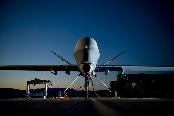 MQ-9 có khả năng bay liên tục 14 tiếng trên không, máy bay không người lái này cũng có tới 7 giá treo, có thể mang theo các loại bom đối đất, tên lửa đối không và các thiết bị áp chế điện tử khác tùy theo từng nhiệm vụ. Nguồn ảnh: Military.
