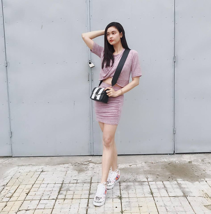 Trương Quỳnh Anh cũng thẳng thắn chia sẻ quan niệm đề cập đến hai kiểu phụ nữ: "Một là hạnh phúc, hai là kiên cường! Người phụ nữ hạnh phúc là người được nâng niu trong lòng bàn tay, không cần phải kiên cường. Người phụ nữ kiên cường thì bị vùi dập trong nước mắt và tủi thân, không thể không kiên cường. Bạn thuộc kiểu nào?".