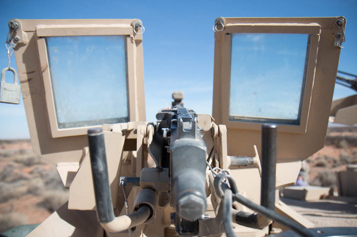 Ngược lại, M1A2 Abrams của Mỹ lại được trang bị động cơ tua-bin có công suất lên tới 1500 mã lực và dù nặng tới gần 70 tấn, chiếc M1A2 Abrams vẫn có khả năng cơ động tốt hơn hẳn xe tăng Nga vì nó có tỷ số sức kéo tối đa lên tới 26,9 sức ngựa cho mỗi tấn trọng lượng. Nguồn ảnh: BI.