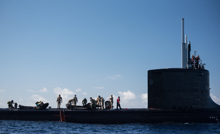 Nhằm đảm bảo an toàn cuộc diễn tập trên được thực hiện khi tàu USS Hawaii đã nổi hẳn lên mặt nước và các đơn vị biệt kích của liên quân sẽ tiếp cận bờ bằng xuồng cao su. Nguồn ảnh: USnavy.