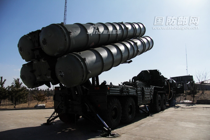 Loại tên lửa phòng không tiên tiến nhất thuộc họ S-300PMU1 của Trung Quốc là bản S-300 PMU2 được nước này đặt mua vào năm 2003 với giá trị lên tới 980 triệu USD cho 4 tiểu đoàn (64 hệ thống phóng) và 256 quả tên lửa 48N6E2. Nguồn ảnh: Sina.