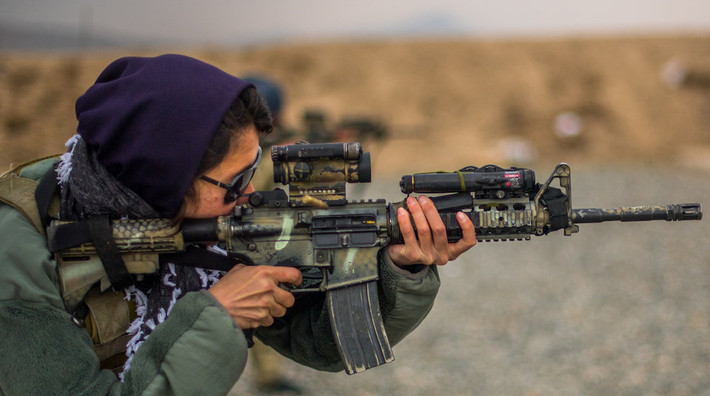 Một thành viên của đặc nhiệm nữ Afghanistan với khẩu M4A1 được sơn họa tiết rất đẹp.