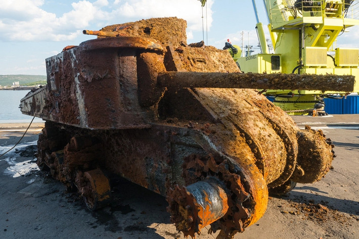Công cuộc trục vớt chiếc xe tăng M3 Lee của Mỹ chìm ngoài khơi vùng biển Barents chỉ diễn ra trong vài giờ đồng hồ nhưng được Hải quân Nga chuẩn bị trước đó nhiều tuần liền. Được biết, chiếc M3 Lee là một phần trong lô vũ khí Mỹ viện trợ cho Liên Xô theo chương trình Lend-Lease trong Thế chiến II. Nguồn ảnh: Arms-expo.