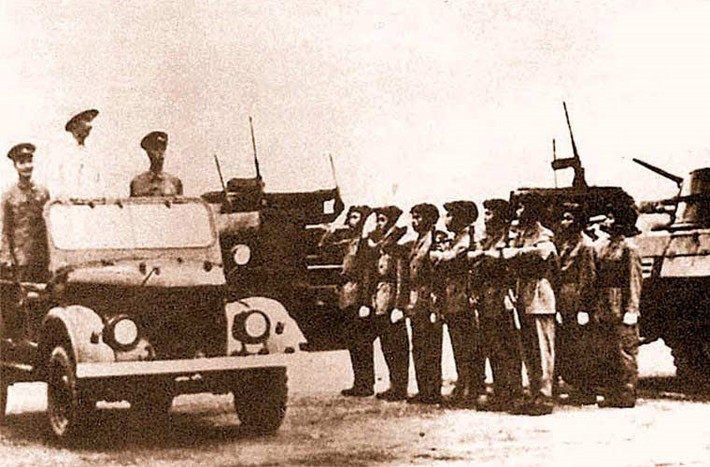 Đó là dòng xe thiết giáp M8 Greyhound - một trong những chiến lợi phẩm quý giá mà quân đội ta thu được từ đạo quân viễn chinh Pháp những năm 1950. Những chiếc xe này là "vốn liếng" bước đầu của bộ đội Tăng - Thiết giáp QĐND Việt Nam. Trong ảnh, Chủ tịch Hồ Chí Minh thăm một đơn vị xe thiết giáp M8. Nguồn ảnh: Bảo tàng TTG.
