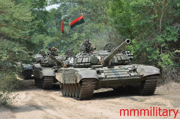 Các xe tăng T-72S của Myanmar được trang bị pháo D-81 nòng trơn cỡ nòng 125mm kèm súng máy 7,62mm đồng trục và hệ thống súng máy 12,7mm phòng không ở vị trí trên nóc tháp pháo - cửa ra ngoài của trưởng xa. Nguồn ảnh: MMilitary.