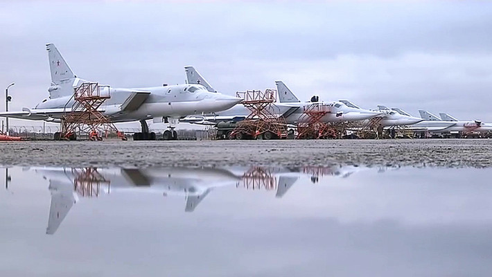 So với các loại tên lửa diệt hạm được sử dụng trên máy bay chiến đấu F/A-18 Super Hornets, tên lửa của Nga có tầm bắn xa hơn - qua đó đảm bảo được an toàn hơn cho phi công. Trong khi đó, phía Mỹ chỉ có loại tên lửa diệt hạm tầm bắn lớn nhất vào khoảng 800 km. Nguồn ảnh: Pinterest.