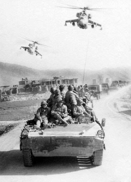 Ngày 30/12/1987, một đoàn xe vận tải của Hồng quân Liên Xô khi tiến vào thành phố Khost đã bị tấn công bởi lực lượng phiến quân Mujahideen. Ảnh: RussianBeyond.
