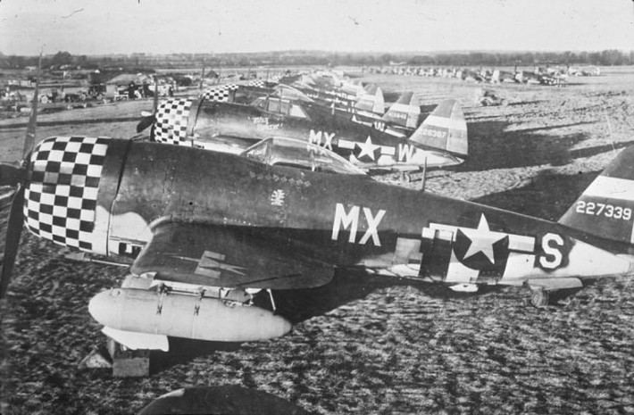 Về cuối chiến tranh, khi không quân các nước thuộc phe Phát xít đã quá yếu, P-47 lại tiếp tục thực hiện nhiệm vụ yểm trợ đường không cực kỳ hiệu quả của mình cho bộ binh dưới mặt đất. Nguồn ảnh: Warhistory.