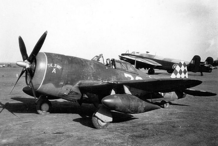 Điểm yếu được coi là chí tử nhất của tiêm kích P-47 lại chỉ bộc lộ khi chiến đấu cơ này di chuyển... dưới mặt đất. Cụ thể, máy bay bị thiết kế nghiêng về sau quá dốc và phần động cơ lớn khiến phi công gần như không nhìn thấy gì khi di chuyển dưới mặt đất. Nguồn ảnh: Warhistory.