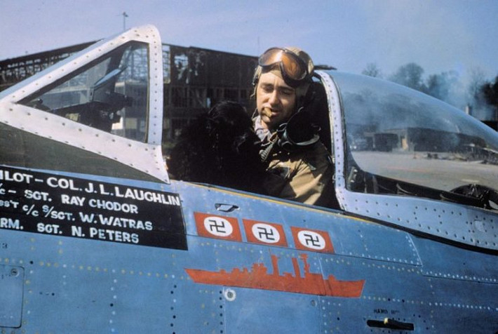 Lái chiếc tiêm kích P-47 Thunderbolt tham gia không chiến cũng khác với việc sử dụng các loại phi cơ khác. P-47 không thích hợp với những cuộc hỗn chiến trên không kéo dài, nó phù hợp với việc nhảy bổ vào giữa các máy bay địch, bắn một loạt đạn và vọt ra ngoài. Nguồn ảnh: Warhistory.