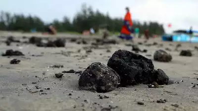 Hắc ín, còn được gọi là dầu hắc, là một chất lỏng nhớt màu đen có vai trò quan trọng trong nhiều lĩnh vực, từ xây dựng đến công nghiệp. Mặc dù có vẻ như một chất liệu đơn giản và không mấy được chú ý, hắc ín thực sự là một nguyên liệu quý giá và có lịch sử phát triển dài lâu. (Ảnh: Times of India)
