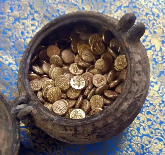 Sau khi mở hộp, họ khám phá ra 505 vật thể hình tròn được làm bằng vàng. Các vật thể này có chữ Ả Rập và có thể đã được sử dụng như tiền xu từ thế kỷ 11 đến thế kỷ 13. Kho báu này được những thương gia Ả Rập mang theo khi thăm đền và sau đó tặng lại cho đền Jambukeswarar như một hình thức ủng hộ.(Ảnh: Reddit)