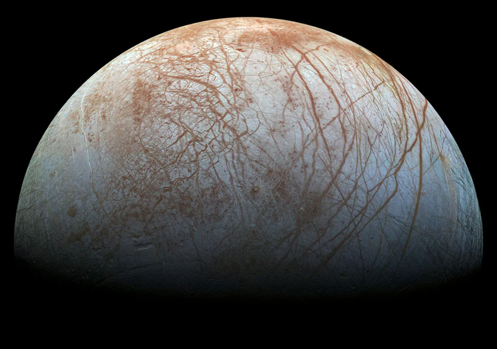 Trong hành trình khám phá vũ trụ, NASA đã đặt nhiều kỳ vọng vào Europa, một trong những mặt trăng của Sao Mộc. Được mệnh danh là “mặt trăng sự sống”, Europa không chỉ là một thiên thể băng giá mà còn chứa đựng những bí ẩn có thể thay đổi hiểu biết của chúng ta về sự sống ngoài Trái Đất. (Ảnh: NASA Science)