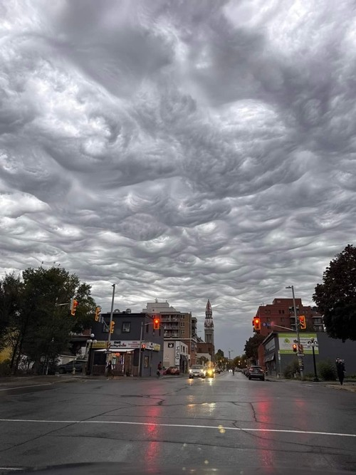 ##b###Mây Asperitas rất hiếm, và do đó, việc nhìn thấy chúng có thể được xem là một trải nghiệm "cả đời chỉ thấy một lần". Những đám mây này phủ kín bầu trời với màu xám và trắng tương phản, tạo ra hình ảnh rất đặc biệt, nhanh chóng thu hút sự chú ý của cư dân mạng. (Ảnh: Ann Martin)