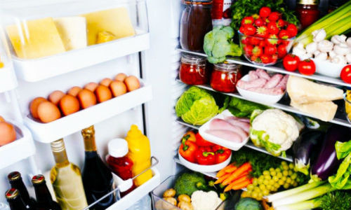 Tủ lạnh không được để trống, tủ lạnh liên quan đến thực phẩm và vấn đề ăn uống của con người vì thế thực phẩm trong tủ lạnh luôn đầy sẽ biểu thị sự đầy đủ, sung túc.