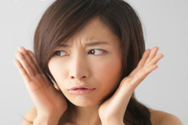 Trán là nơi quan trọng của vận khí cho nên cần luôn phải sáng không được để tóc che kín. Rất nhiều người có thói quen nuôi tóc mái che hết trán, bạn cần thay đổi ngay thói quen này để có lợi cho tài vận của mình.