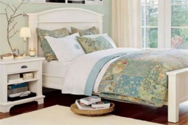 4. Giường ngủ có 3 mặt giáp tường. Một số gia đình vì muốn tiết kiệm không gian nên sẽ kê giường vào vị trí 3 mặt sát tường, như vậy sẽ đem đến cho người ngủ cảm giác gò bó, bị cầm tù mà trong nhà giường ngủ lại đại diện cho vị trí tối của tài vị, nếu tài vị bị gò bó thì đương nhiên tài vận không thể đến.