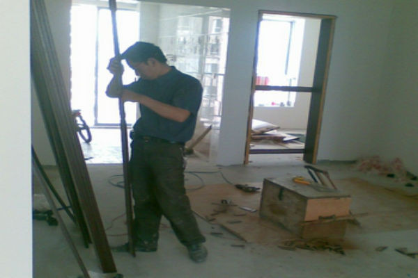 Trong năm 2015 bất kể là sửa chữa hay trang trí lại nhà đều phải tránh hướng Chính Nam và Đông Bắc, tốt nhất không được đóng đinh hay động thổ ở hai vị trí này. Nếu nhất thiết phải sửa chữa chỉ cần tiến hành ở những nơi cát lợi, tránh vị trí Thái Tuế ra.