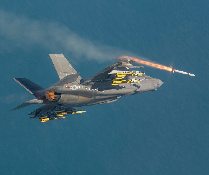 Hiện tại, cả Mỹ và Nhật vẫn ngày đêm tiến hành tìm kiếm xác chiếc F-35 để tránh thảm kịch xảy ra khi Nga hoặc tệ hơn là Trung Quốc tìm thấy chiếc F-35 này trước. Đây cũng là chiếc F-35 đầu tiên bị rơi ở nước ngoài và là chiếc F-35 thứ hai bị phá huỷ hoàn toàn trong tai nạn. Nguồn ảnh: BI.