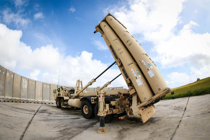 Tổ hợp THAAD được thiết kế từ năm 1987 và bắt đầu được đưa vào sản xuất từ năm 2008. Tổ hợp này sử dụng loại tên lửa một giai đoạn phóng nhiên liệu rắn, có tầm hoạt động tối đa 200km và tầm cao tối đa lên tới 150 km. Nguồn ảnh: Twitter.