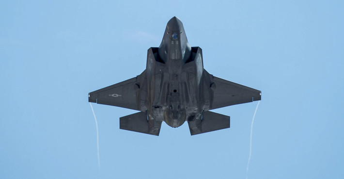 Theo các chuyên gia, việc để Nga hoặc Trung Quốc tìm thấy một mảnh vỡ bất kỳ của F-35 sẽ cực kỳ nguy hiểm không chỉ cho Mỹ mà còn cho mọi quốc gia hiện đang sở hữu chiến đấu cơ F-35 hiện đại và đắt tiền này. Nguồn ảnh: BI.
