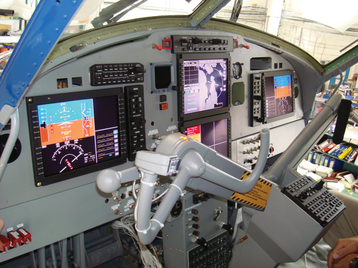DHC-6-400 của Việt Nam được trang bị hệ thống radar giám sát hàng hải EL/M-2022A có khả năng theo dõi đồng thời 256 mục tiêu nổi trên biển, tầm quan sát 200 hải lý. Ngoài ra, DHC-6-400 của Việt Nam còn có MiniPOP - là hệ thống quan sát ngày - đêm với độ phân giải cao. Nguồn ảnh: Jetphoto.