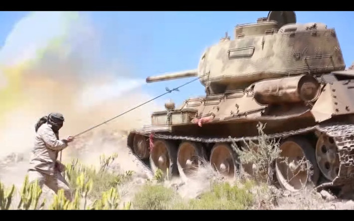 Để bảo đảm an toàn, kíp chiến đấu của T-34 cũng thường khai hoả khẩu pháo này từ bên ngoài xe bằng một sợi dây thay vì ngồi yên trong xe khi khai hoả. Nguồn ảnh: Thearchive.