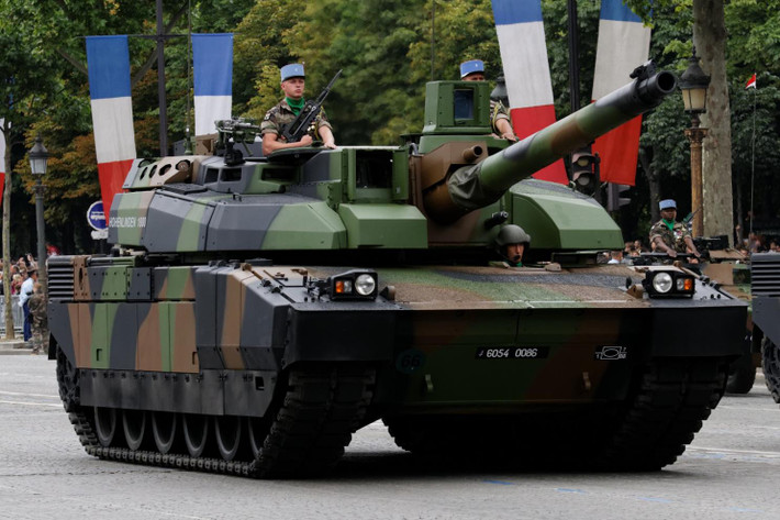 AMX 56 Leclerc - loại xe tăng chiến đấu chủ lực từng được coi là đắt nhất thế giới tụt xuống vị trí thứ ba. Nhờ các cải tiến trong dây chuyền sản xuất mà giá thành của Leclerc ngày càng giảm và tính trung bình 862 chiếc chỉ được sản xuất với giá 8,5 triệu USD mỗi chiếc. Nguồn ảnh: QQ.