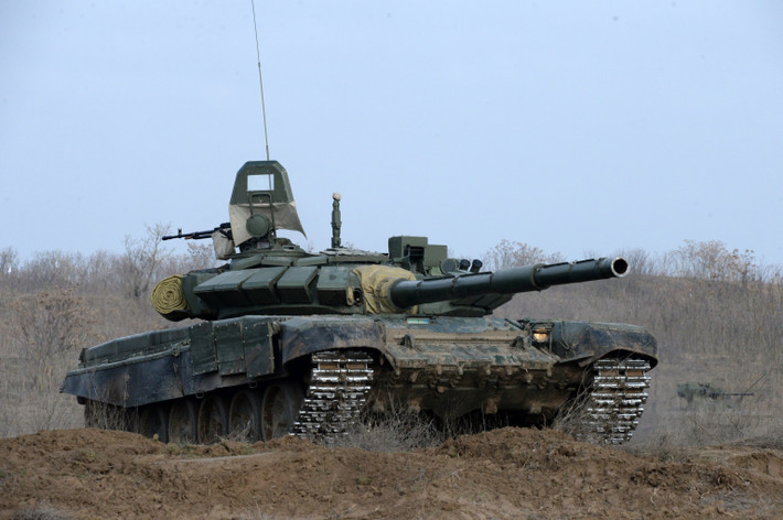 T-72 vẫn tiếp tục được coi là xe tăng chủ lực hiện đại rẻ tiền nhất thế giới với giá chỉ 1,5 triệu USD mỗi chiếc. Thậm chí quân đội Nga vẫn sử dụng loại xe tăng này làm chủ lực do yếu tố giá thành của chúng. Nguồn ảnh: QQ.
