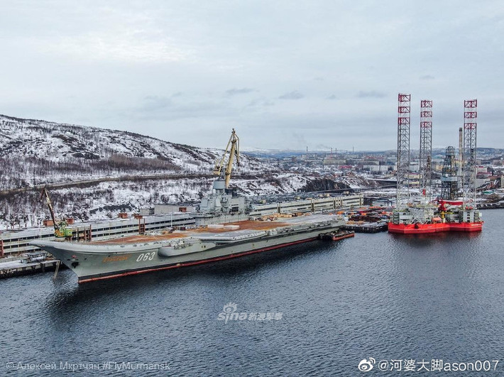 Những hình ảnh mới nhất cho thấy tàu sân bay Kuznetsov hiện đã được hạ thuỷ xuống nước, phần sàn tàu dường như đã được sửa sang lại và không còn lỗ hổng sau vụ tai nạn với ụ nổi DP-50. Nguồn ảnh: Sina.