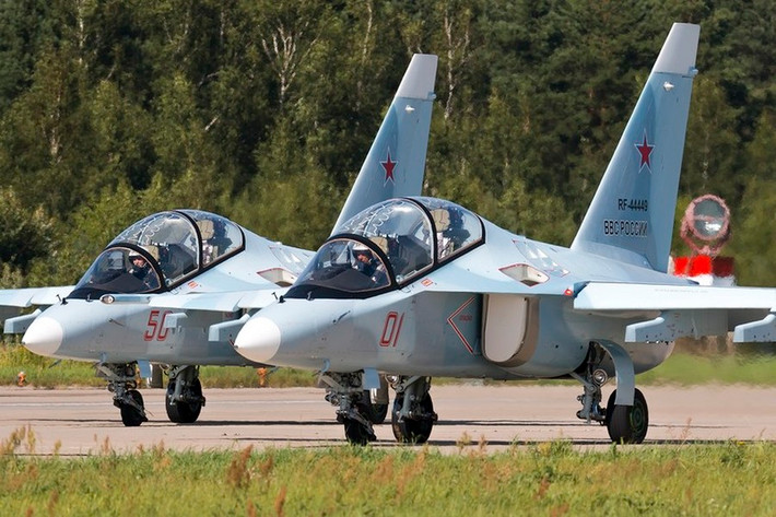 Một trong những tính năng nổi bật của Yak-130 nằm ở là khả năng mô phỏng cũng như thực hiện các động tác thao diễn đặc trưng của máy bay chiến đấu thế hệ thứ tư và thứ năm.