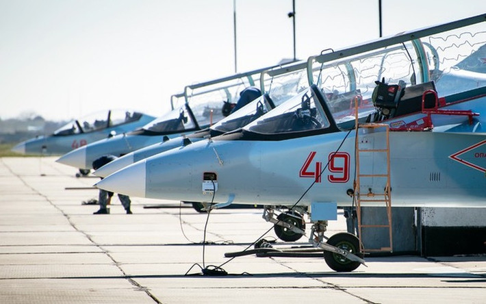 Hiện tại Nga đang có một hợp đồng cung cấp Yak-130 cho Iran với số lượng chưa xác định, đây là bước đệm để các phi công Tehran làm quen trước khi chính thức điều khiển Su-35.