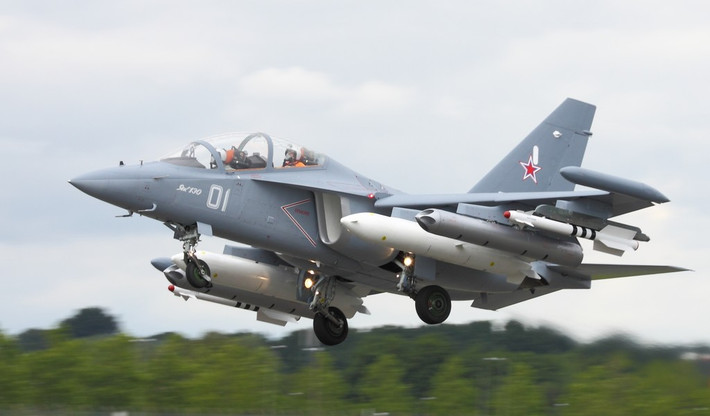 Hiện tại Yak-130 không chỉ được sử dụng làm máy bay huấn luyện mà còn trong vai trò cường kích hạng nhẹ, khi chiếc phi cơ có thể sử dụng cả rocket không điều khiển hạng nhẹ S-8 hay loại S-13 và S-25OFM nặng hơn nhiều.
