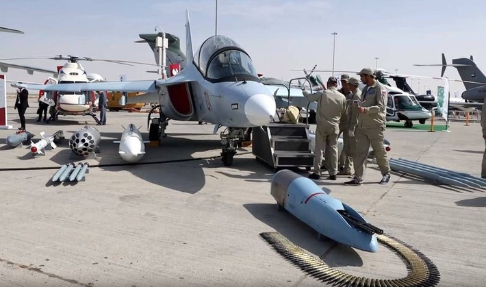 Trong quá trình huấn luyện bay trên Yak-130, những điều kiện gần với thực tế chiến đấu nhất sẽ được thiết lập, máy bay có thể sử dụng vũ khí không đối không và không đối đất để luyện tập hoặc tham chiến.