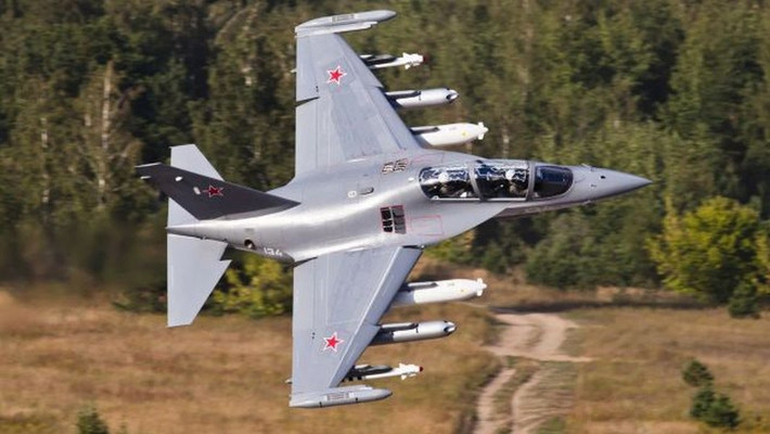 Tuy nhiên với đặc trưng của máy bay huấn luyện, Yak-130 có tốc độ leo cao tương đối kém, cửa hút gió cũng đặc trưng cho việc hoạt động ở tốc độ cận âm.