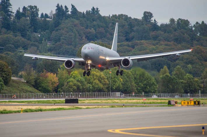 Có giá lên tới 241 triệu USD mỗi chiếc, KC-46A dự kiến sẽ thay thế cho máy bay tiếp nhiên liệu KC-10A vẫn đang hoạt động khá tốt nhưng đã gần hết niên hạn hoạt động. Nguồn ảnh: Aviation.