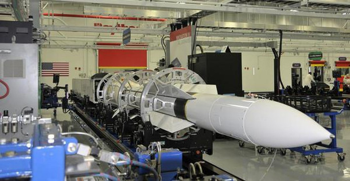 Tên lửa không đối không AIM-174B là phiên bản cải tiến dựa trên tên lửa phòng không SM-6 trang bị trên tàu của Hải quân Mỹ, loại tên lửa này có tầm bắn hơn 350 km chủ yếu được sử dụng để đánh chặn các mục tiêu tầm xa trên không và tên lửa đạn đạo giai đoạn cuối. Về lý thuyết, nó cũng có khả năng đánh chặn vũ khí siêu thanh.