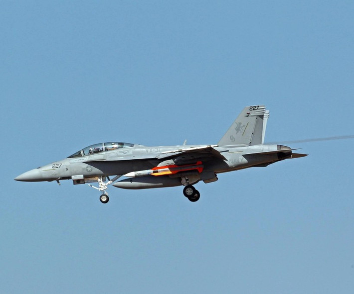 Mặc dù tên lửa không đối không AIM-174B đã loại bỏ bộ tăng lực vì được gắn trên máy bay thay vì phóng từ tàu, nhưng do được phóng từ trên không bằng máy bay chiến đấu, ở độ cao lớn và tốc độ cao, nên tầm bắn có thể xa hơn. Điều này có nghĩa, tên lửa AIM-174B có thể có tầm bắn vượt xa loại tên lửa không đối không tầm trung AIM-120 hiện đang được Không quân Mỹ sử dụng.