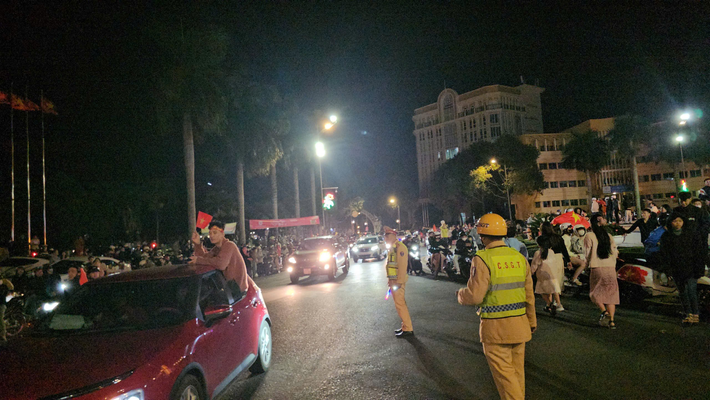 Hàng nghìn người tập trung đông tại ngã 6 để ăn mừng chiến thắng. Lượng người đổ ra đường tăng đột biến, cảnh sát phải huy động tối đa lực lượng đảm bảo an toàn giao thông.