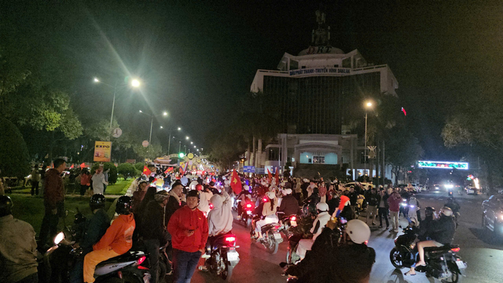 Dòng người cùng xe máy, ôtô dày đặc khoảng 2 km tại đường Lê Duẩn và Nguyễn Tất Thành.