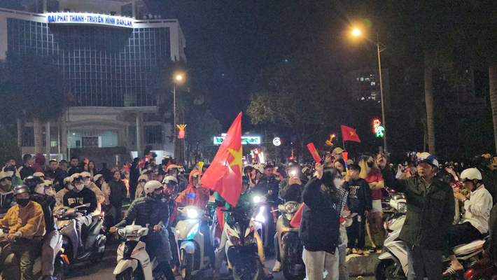 Trung tâm thành phố ăn mừng chiến thắng. Hàng nghìn người đứng tại chỗ reo hò đến gần 0h vẫn chưa hạ nhiệt.