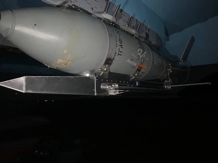 Đây là loại bom vốn được thiết kế dành cho tiêm kích MiG-25RB, nó có đặc điểm riêng là chịu được nhiệt độ lớn tạo ra khi máy bay di chuyển ở tốc độ cực lớn lên tới Mach 2,83, tức hơn 3.000 km/h.
