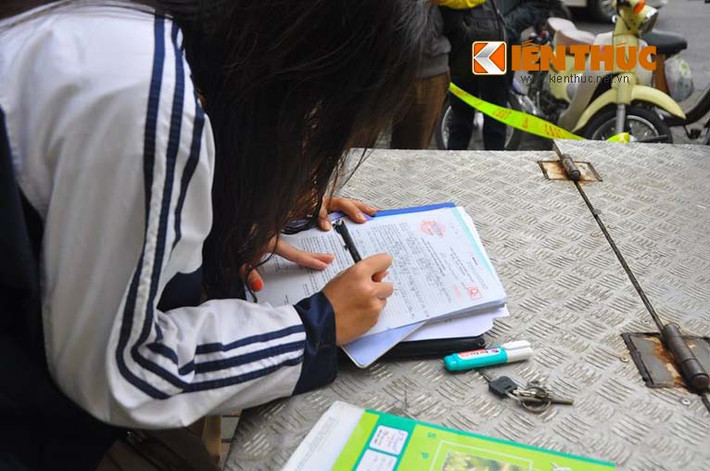 Nữ học sinh trường THPT Việt Đức bị lập biên bản vì không đội MBH.