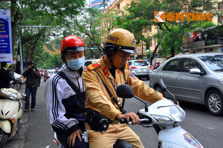 Với những học sinh bị giữ xe, nếu không có người thân tới đều được các CSGT chở tới trường để tránh muộn giờ học. Trong ảnh là một học sinh trường Đinh Tiên Hoàng, bị các chiến sĩ CSGT tạm giữ xe và dùng xe của đội CSGT đưa đến trường.
