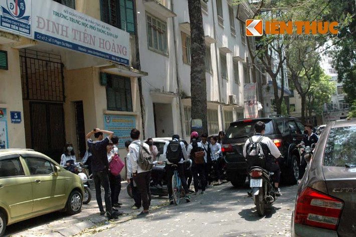 Đầu trần đi xe máy.