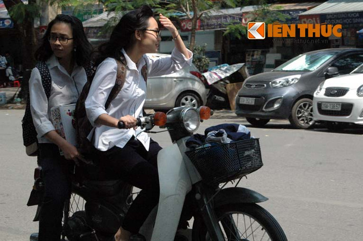... rồi phóng như bay trên đường, mặc dù trước giỏ xe có MBH.