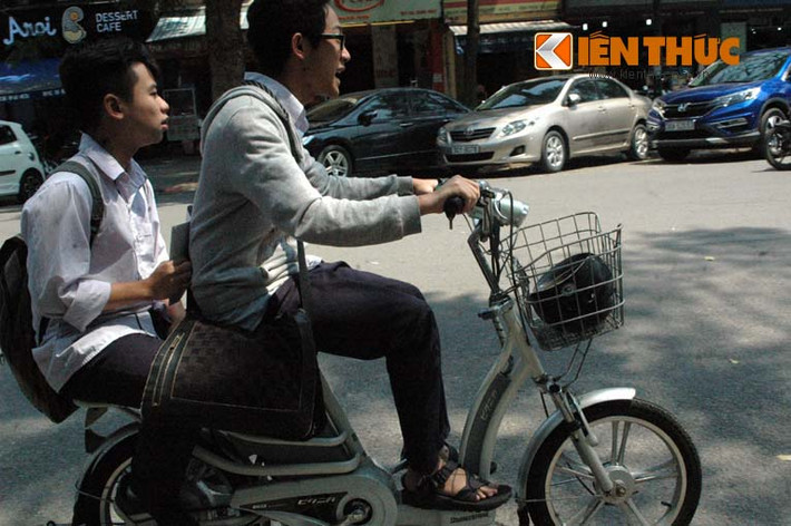 .Nhan nhản học sinh phạm luật trên đường phố Hà Nội...