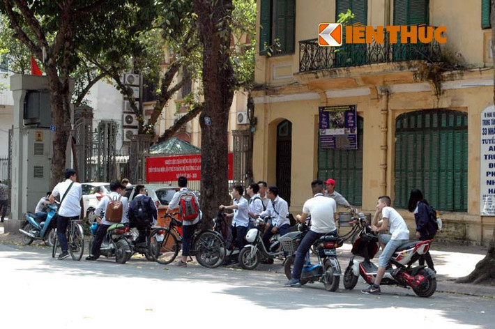 Hàng loạt các biện pháp mạnh được đưa ra như hạ hạnh kiểm, CSGT đứng chốt cổng trường, hiệu trưởng phải chịu trách nhiệm nếu có học sinh vi phạm... nhưng chỉ sau vài ngày ra quân rầm rộ, theo ghi nhận của Kiến Thức, tình trạng học sinh đầu trần đi xe máy, xe đạp điện lại phổ biến ở Hà Nội.
